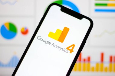 Akıllı telefon ekranında Google Analizi 4 logosu