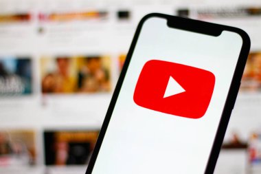 Ekranda kırmızı Youtube logosu