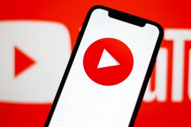 Ekranda kırmızı Youtube logosu