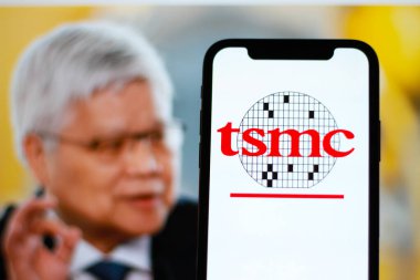 Tayvan yarı iletken üretimi logosu, TSMC, akıllı bir telefonda görüntülendi