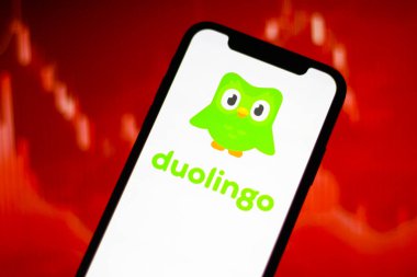 Duolingo logosu bir akıllı telefonda sergileniyor