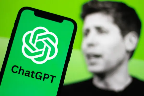OpenAI ChatGPT logosu bir akıllı telefonda gösteriliyor