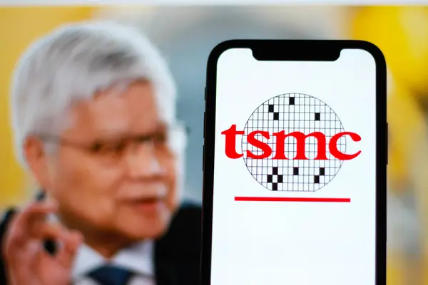 Tayvan yarı iletken üretimi logosu, TSMC, akıllı bir telefonda görüntülendi