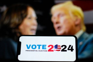 2024 Amerikan başkanlık seçimi konsepti, Donald Trump ve Kamala Harris arka planda. Donald Trump, Kamala Harris 'e karşı ABD Başkanı