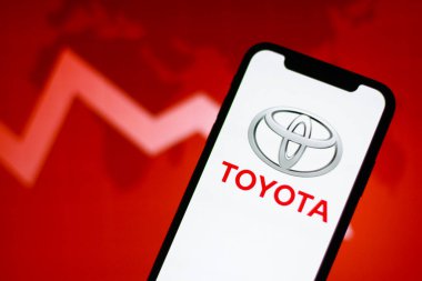 Toyota logosu akıllı telefon ekranında görüntülenir
