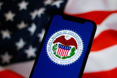 Federal Rezerv Sistemi 'nin logosu, arka planda Amerikan bayrağı olan Fed.