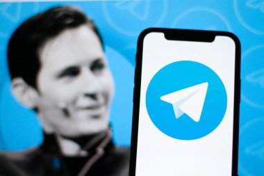 Arka planda CEO Pavel Durov 'un logosu var.
