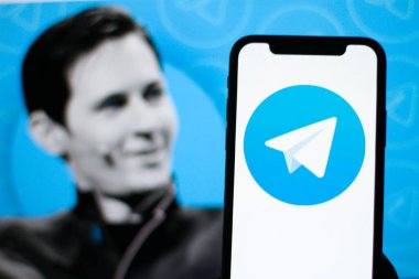 Arka planda CEO Pavel Durov 'un logosu var.