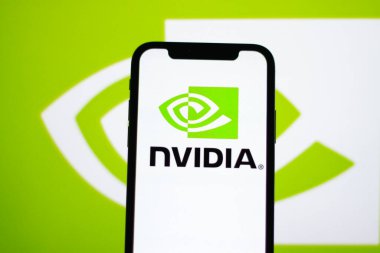 NVIDIA logosu akıllı telefon ekranında görüntülenir