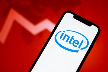 Intel logosu bir akıllı telefon ekranında görüntülenir