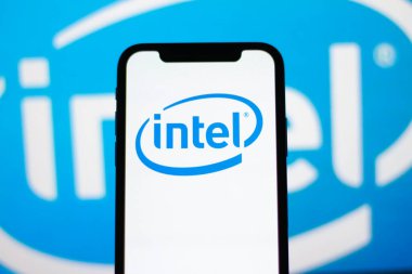 Intel logosu bir akıllı telefon ekranında görüntülenir