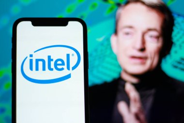 Intel logosu bir akıllı telefon ekranında görüntülenir