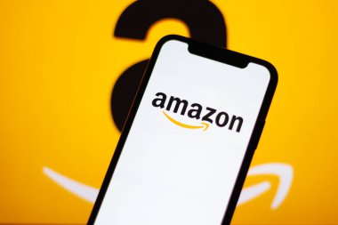 Amazon logosu akıllı telefon ekranında görüntülenir