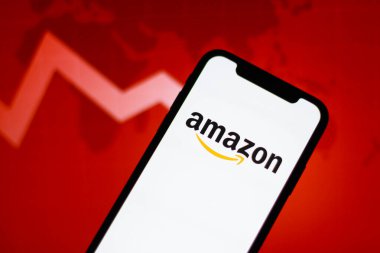 Amazon logosu akıllı telefon ekranında görüntülenir