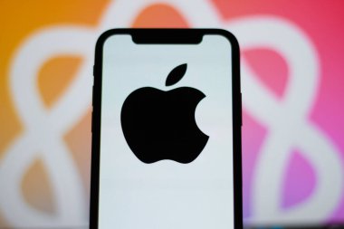 Apple istihbarat logosu akıllı telefon ekranında, Apple istihbaratı da arka planda sergileniyor. Apple AI, Apple Yapay Zeka, OpenAI.Endonezya - 21 Eylül 2024.