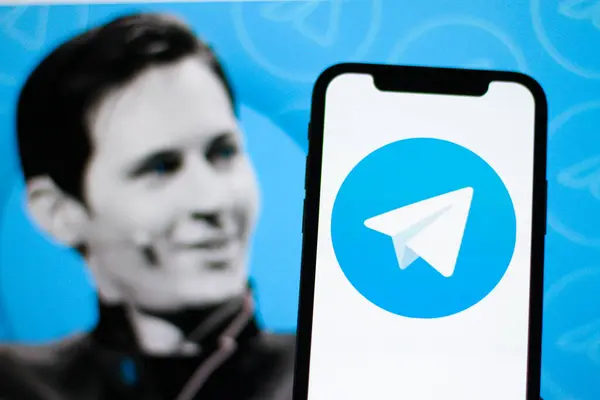 Arka planda CEO Pavel Durov 'un logosu var.