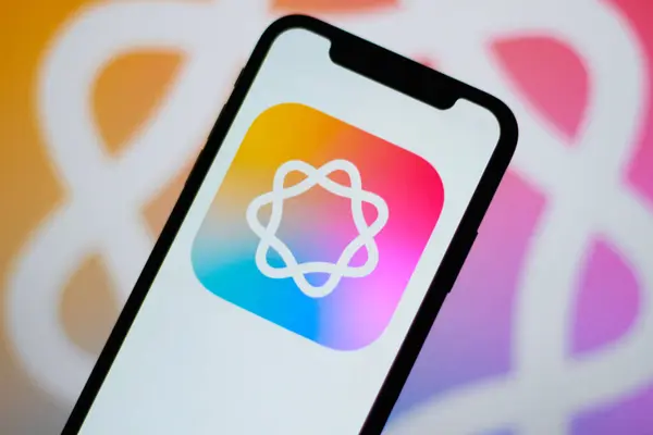 Apple istihbarat logosu akıllı telefon ekranında, Apple istihbaratı da arka planda sergileniyor. Apple AI, Apple Yapay Zeka, OpenAI