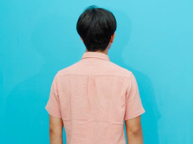 Yetişkin Asyalı bir adamın bir şeye baktığı arka plan