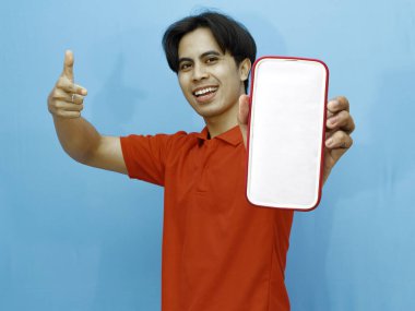 Asyalı adam boş ekran ile akıllı telefon gösteriyor 