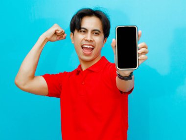 Asyalı adam boş ekran ile akıllı telefon gösteriyor 