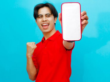 Asyalı adam boş ekran ile akıllı telefon gösteriyor 