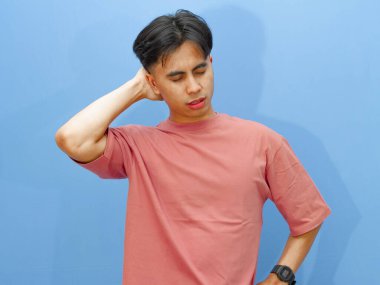 Sağlıksız bir Asyalı adamın portresi. Üzücü bir ifadeyle kafasını acı içinde tutuyor..