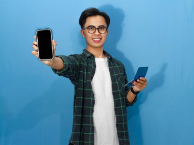 Akıllı telefonları ve doktorları olan Asyalı genç adam.