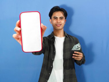 Sıradan tişörtlü gülümseyen Asyalı genç bir adamın portresi güvenle boş bir akıllı telefon ekranı ve para dolu bir cüzdan gösteriyor..