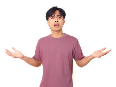 Şaşırmış genç Asyalı adam kafası karışık bir ifadeyle el kaldırıyor, beyaz arka planda izole edilmiş, kafa karışıklığı, şüphe veya reklam reaksiyonu kavramı.