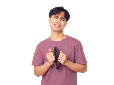 Yüzünde komik bir ifadeyle üzgün bir Asyalı adam boş bir cüzdan taşıyor. Hayal kırıklığını ve yoksulluğu izole bir arka planda gösteriyor. Finans ve ekonomik sorun kavramı..