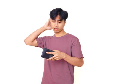 Yüzünde komik bir ifadeyle üzgün bir Asyalı adam boş bir cüzdan taşıyor. Hayal kırıklığını ve yoksulluğu izole bir arka planda gösteriyor. Finans ve ekonomik sorun kavramı..