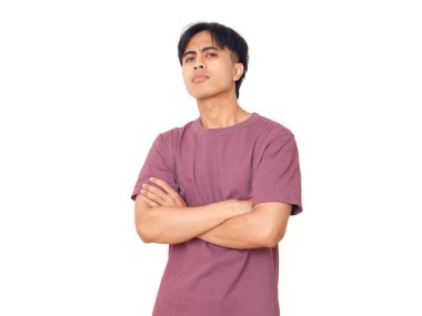 Kızgın Asyalı adam, izole edilmiş arka planda ciddi bir ifadeyle kameraya bakıyor. Duygular, yaşam tarzı ve reklam konsepti için mükemmel..