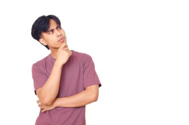 Düşünceli genç Asyalı adamın çenesine garip bir ifadeyle dokunması, beyaz arka planda soyutlanması, düşünme, karar verme ya da reklam fikri..