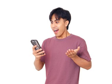 Mutlu Asyalı genç adam akıllı telefonu açık ağızla tutuyor ve elleri kaldırıyor. Heyecanlı, şaşırmış tepkiler gösteriyor..