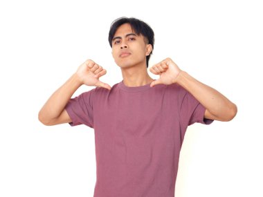 Asyalı bir adamın kendini beğenmiş bir ifadeyle kendini gösteren portresi, beyaz arka planda izole edilmiş, gurur konsepti, bencil tavır, ego ve aşırı güven..