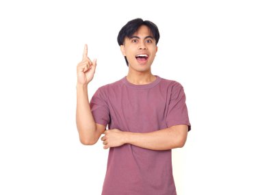 Heyecanlı Asyalı adam gülümseyen yüzüyle yukarıya bakıyor, fikir ve ilham konseptini gösteriyor, beyaz arka planda izole edilmiş, yaratıcı düşünce ve iyi fikir ifadesi..