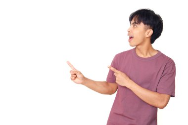 Heyecanlı genç Asyalı adam, neşeli bir ifadeyle, beyaz arka planda izole edilmiş, reklam, promosyon veya ürün sunumu için mükemmel..