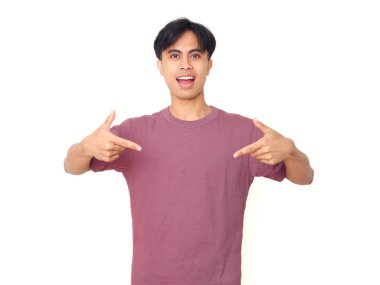 Asyalı genç adam gülümsüyor ve işaret parmağıyla her iki işaret parmağıyla izole beyaz arka plan, dikkat kavramı, mesaj ve yön.