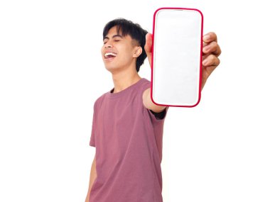 Mutlu Asyalı genç adam boş akıllı telefon ekranını arka planda reklam için gösteriyor pazarlama, uygulama promosyonu ve dijital reklamlar için mükemmel..