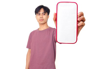 Mutlu Asyalı genç adam boş akıllı telefon ekranını arka planda reklam için gösteriyor pazarlama, uygulama promosyonu ve dijital reklamlar için mükemmel..