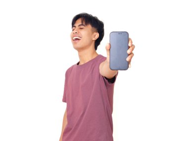 Mutlu Asyalı genç adam boş akıllı telefon ekranını arka planda reklam için gösteriyor pazarlama, uygulama promosyonu ve dijital reklamlar için mükemmel..