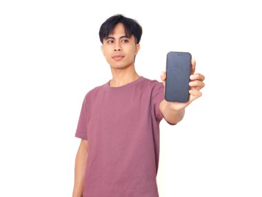 Mutlu Asyalı genç adam boş akıllı telefon ekranını arka planda reklam için gösteriyor pazarlama, uygulama promosyonu ve dijital reklamlar için mükemmel..