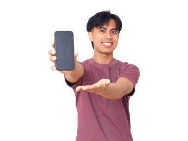 Mutlu Asyalı genç adam boş akıllı telefon ekranını arka planda reklam için gösteriyor pazarlama, uygulama promosyonu ve dijital reklamlar için mükemmel..