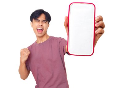 Mutlu Asyalı genç adam kutlarken düz arkaplanda boş akıllı telefon ekranı gösteriyor. Dijital reklam, uygulama tanıtımı ve pazarlama tasarımı için mükemmel..