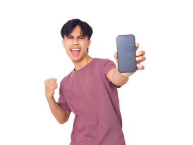 Mutlu Asyalı genç adam kutlarken düz arkaplanda boş akıllı telefon ekranı gösteriyor. Dijital reklam, uygulama tanıtımı ve pazarlama tasarımı için mükemmel..