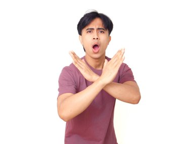 Ciddi Asyalı genç adam sert bir ifadeyle el hareketi yapıyor, sade bir arka planda izole edilmiş, uyarı, reddetme, ihtiyat veya yasaklama kavramı..