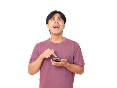 Akıllı telefonu işaret eden mutlu genç Asyalı adam arka planda heyecanlı bir yüz ile dijital reklamlar, uygulama tanıtımı ve çevrimiçi pazarlama için mükemmel..