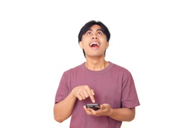 Akıllı telefonu işaret eden mutlu genç Asyalı adam arka planda heyecanlı bir yüz ile dijital reklamlar, uygulama tanıtımı ve çevrimiçi pazarlama için mükemmel..