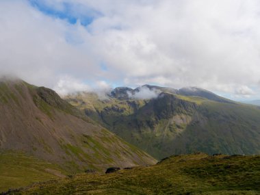 Scafel Pike bir yaz günü İskoçya 'da bulutlarla kaplıydı.