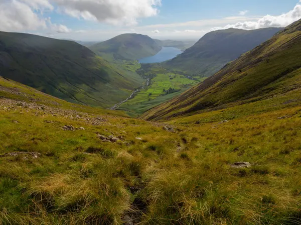 Wasdale Vadisi 'nin nefes kesici manzaraları. Yuvarlanan tepeler arasında Wasdale Gölü var. Açık bir günde gün ışığıyla aydınlatılıyor..